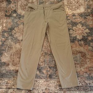 lululemon athletica Men's Stretch Chinos in Khaki Tan